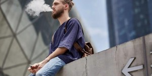 研究称青少年吸电子烟率下降，但20%美国青少年仍使用电子烟