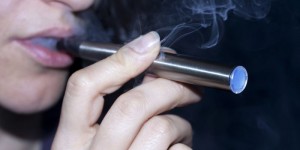 电子烟为什么吸不出烟感觉有东西堵住了？